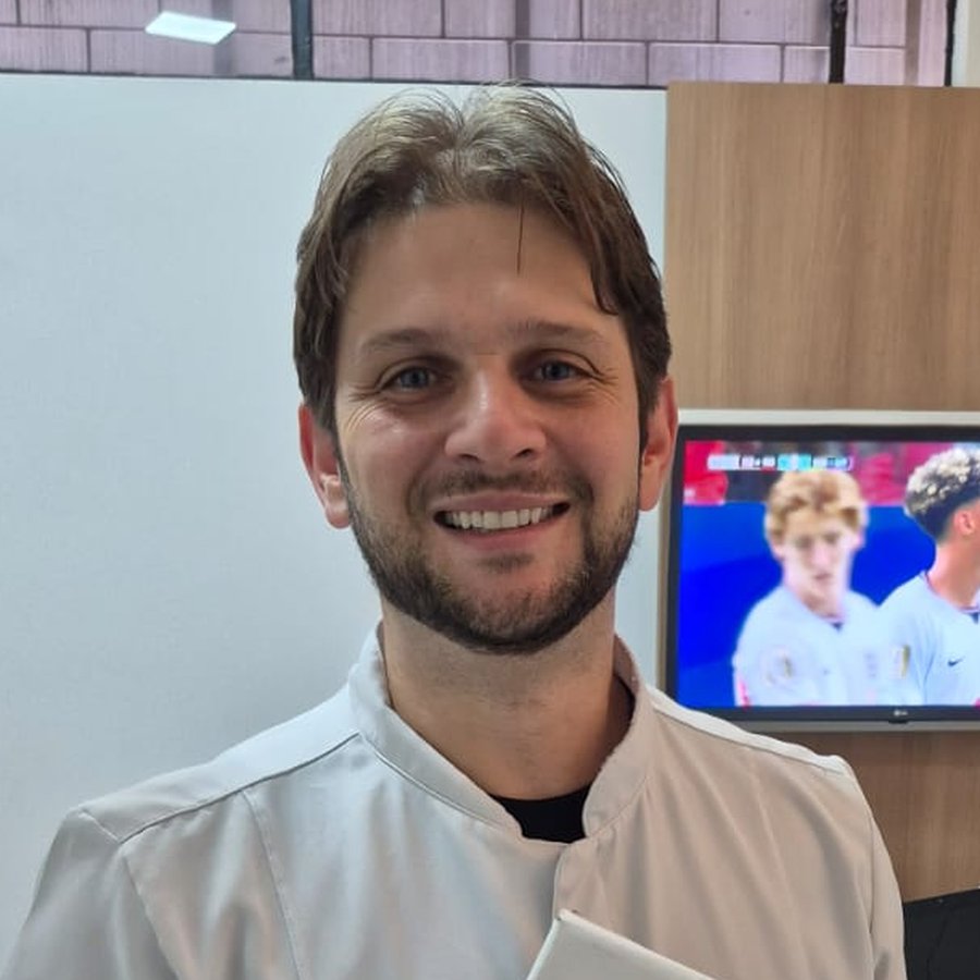 Dr. Douglas Luíz Araujo, cirurgião-dentista da Odontologia Vila C